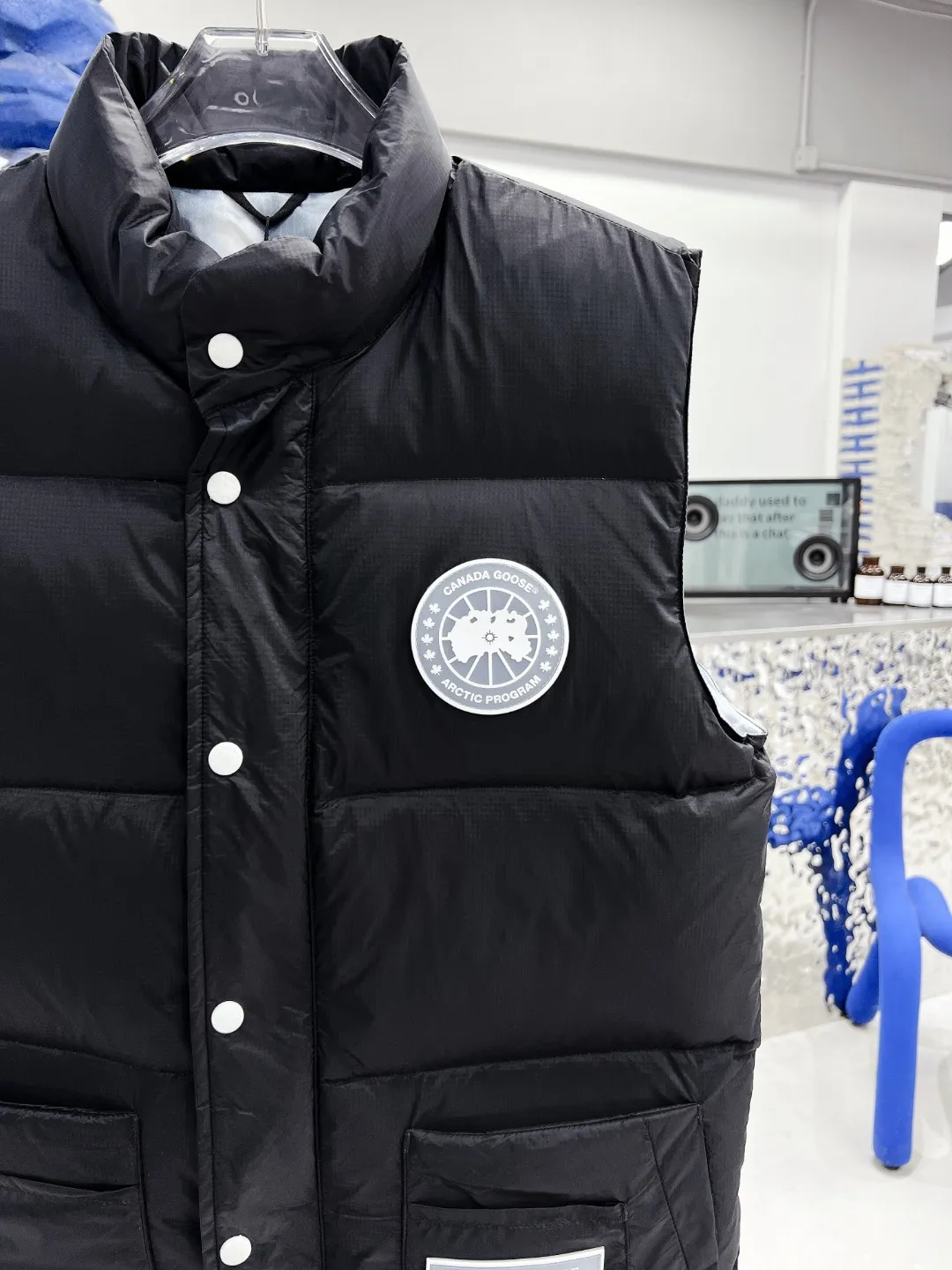 P480 𝗖𝗔𝗡𝗔𝗗𝗔 𝗚𝗢𝗢𝗦𝗘/Canada Goose White Label Glacier Vest Down Jacket Freestyle Vest THEICON This excellent down-filled vest can be freely layered with a variety of clothes, making it a favorite during the changing seasons. It's classic, versatile and provides excellent warmth. The Northern Lights capsule collection is reimagined in rich tones inspired by the stunning colors of Canada's north. The Glacial Haze capsule collection is revamped with a striking and layered color palette that evokes the feeling of being caught in the mist surrounding icebergs and glaciers. The top original replica version refers to the highest version in China (there is no one) (it is a piece of craftsmanship to make a piece of clothing that is ZP when placed in the counter) 1⃣ Made of original custom-made double plain 9500-100% nylon nylon fabric, windproof, waterproof and stain-resistant 2⃣ Filled with national standard Guangzhou Inspection white duck down, the amount of down is more than twice that of ordinary goods.  3⃣The zipper is customized from Yoshida YKK factory, with clear engraving and perfect and smooth texture. 4⃣Collar label, armband, back label, hangtag, complete anti-counterfeiting mark. Color: black, white, mood blue, melted water blue, graphite gray, purple. Size: XS S M L XL XXL